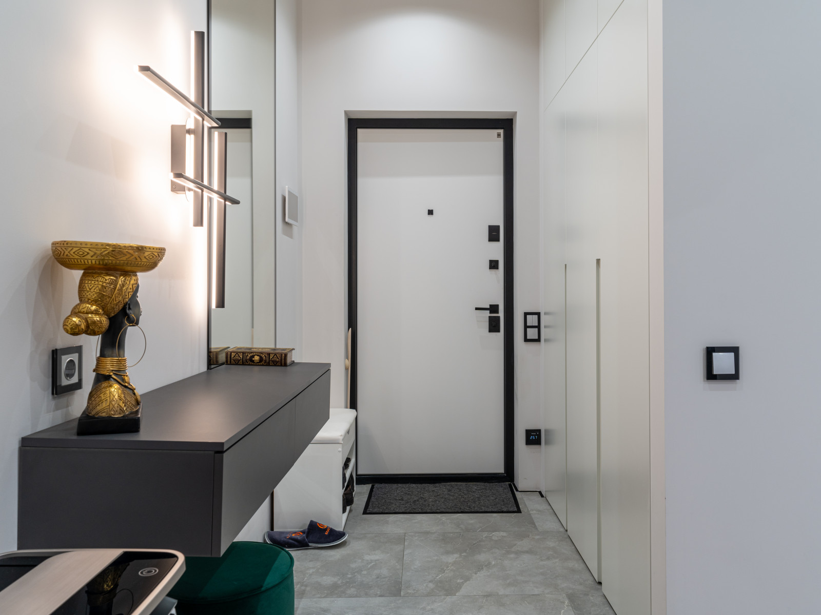 Дизайнерский интерьер московской квартиры 64 м2 ""