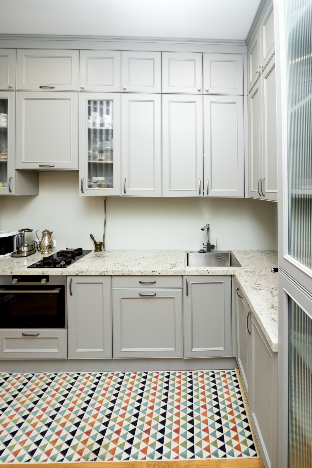 Светло-серая кухня в классическом стиле