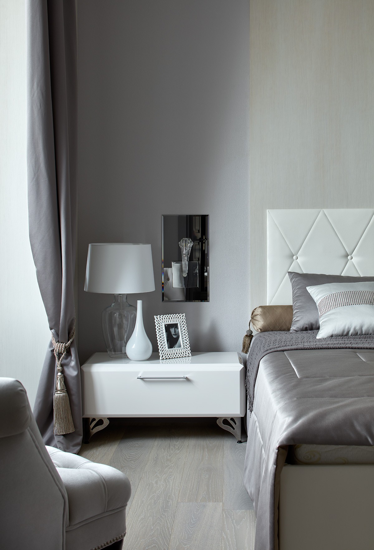 Черно-белая квартира с цветочной спальней