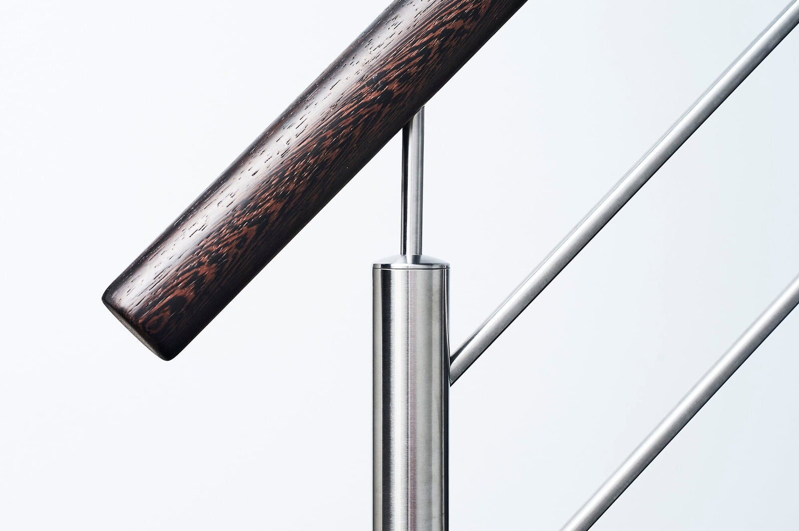 Консольная лестница в темных тонах