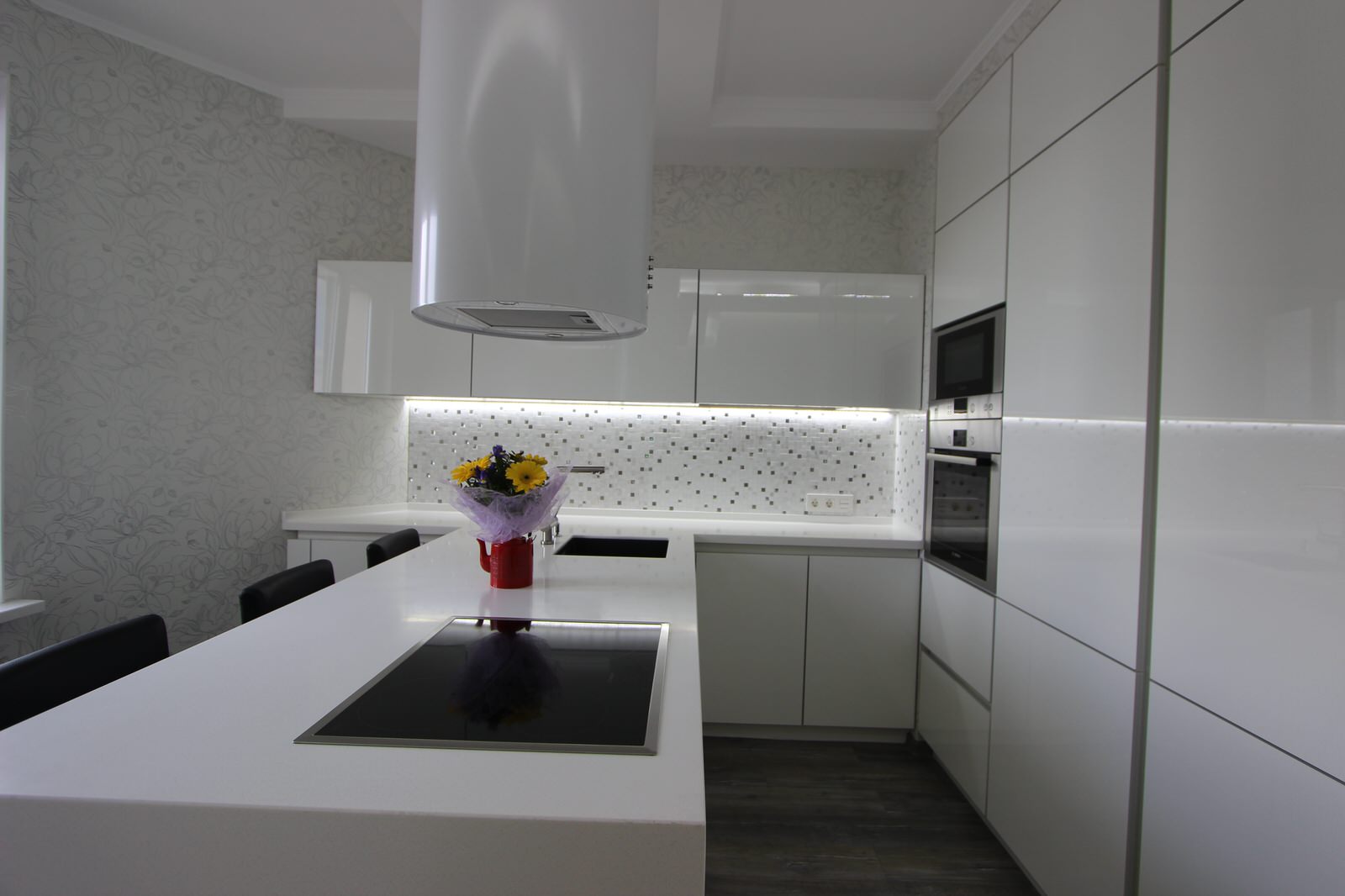 Белая кухня с полуостровом, "Белый лотос"