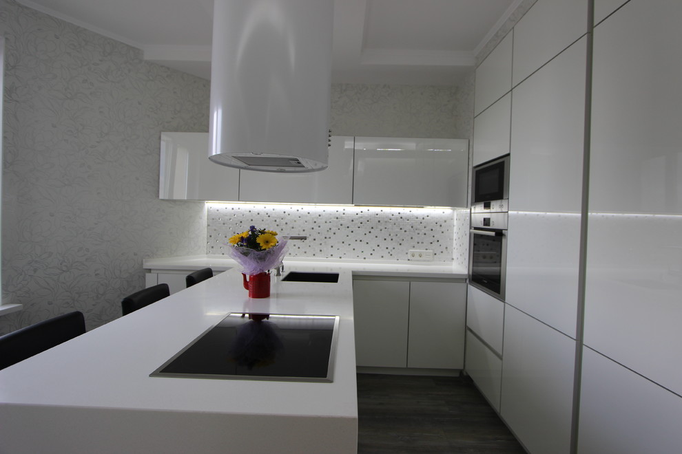 Белая кухня с полуостровом, "Белый лотос"