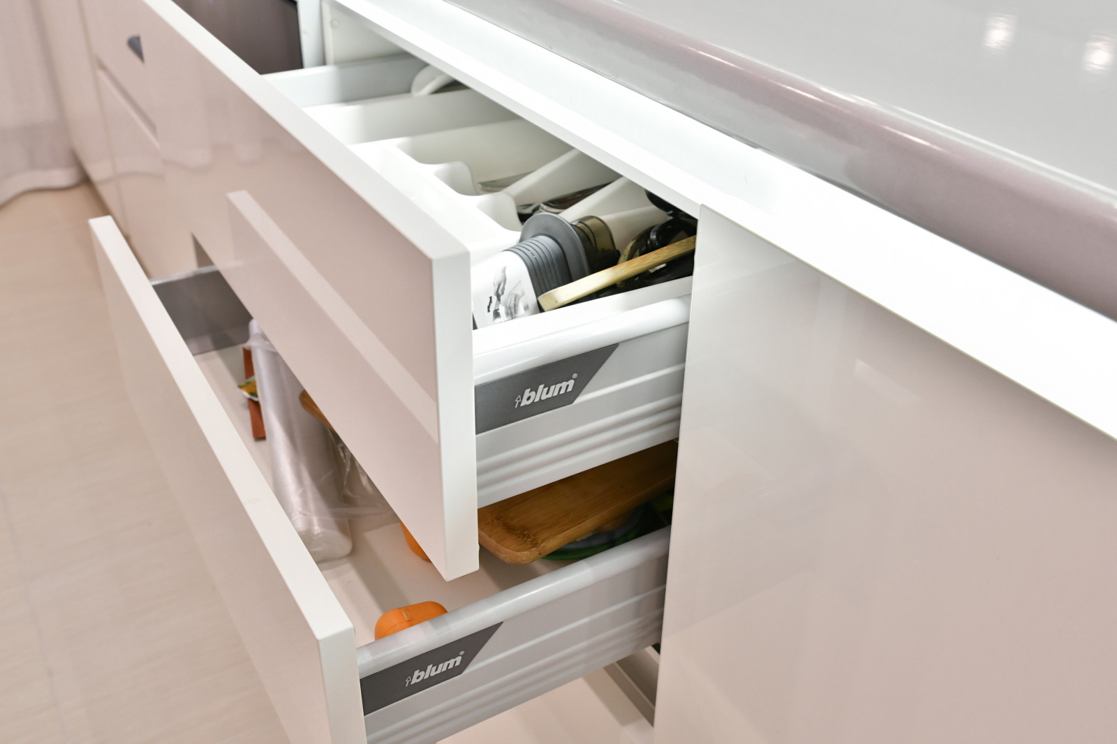 Глянцевая кухня модерн