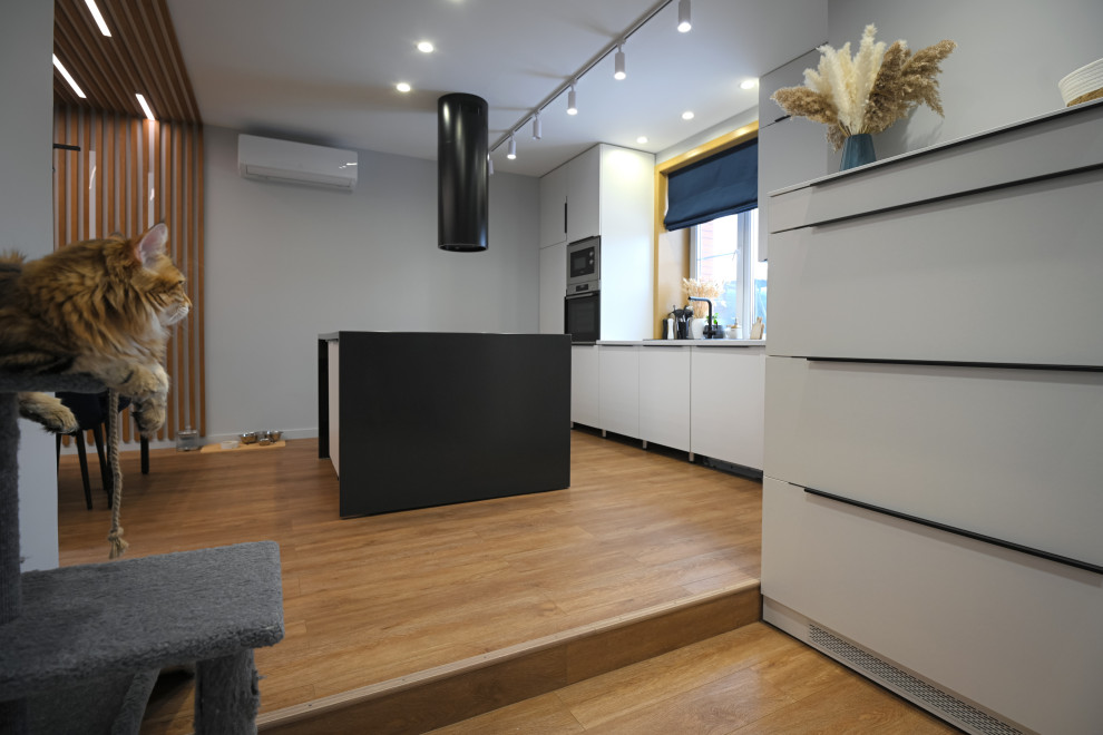 Коттедж в Чукреевке с природными фресками и рейками с подсветкой