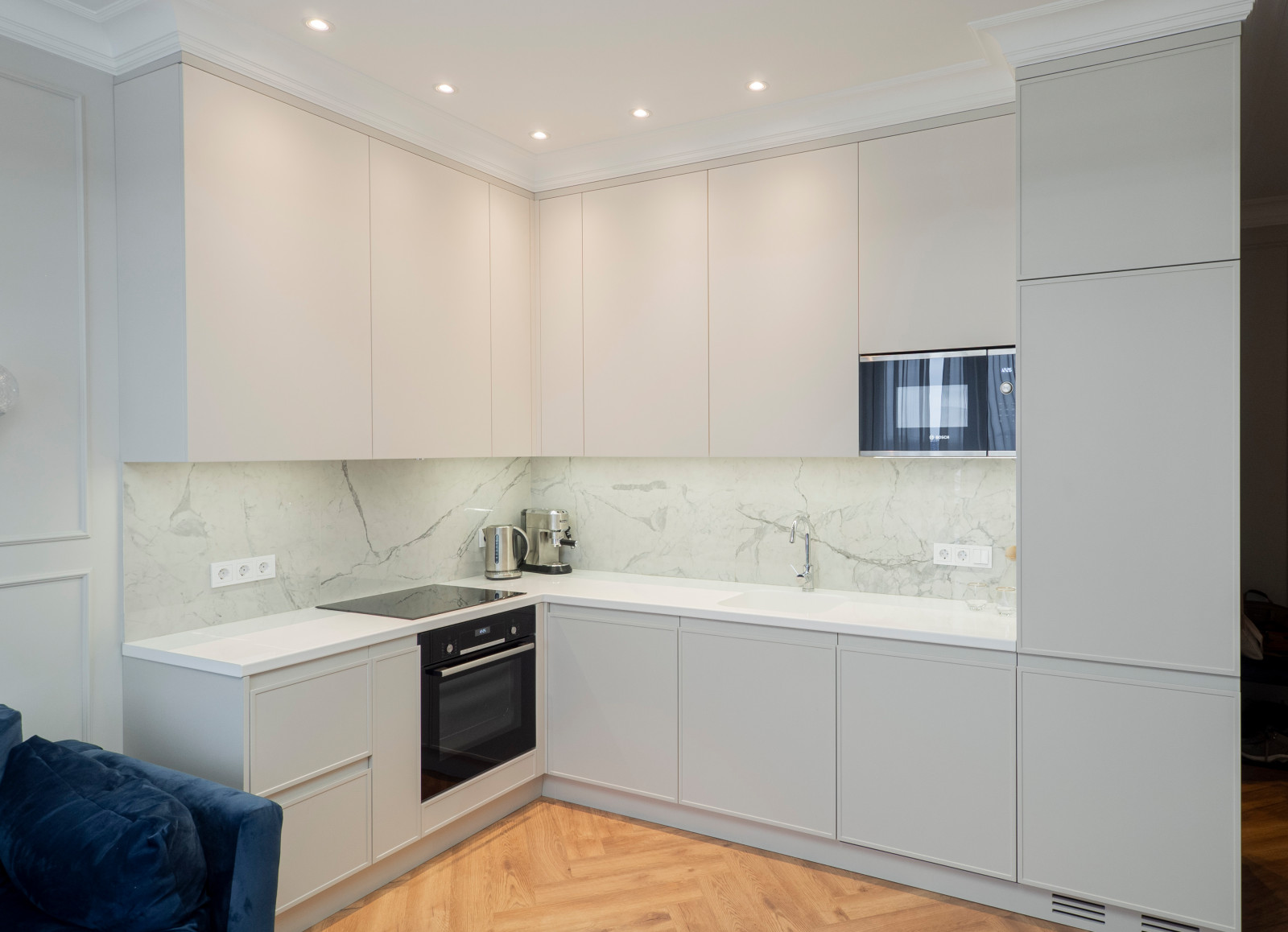 Белая кухня в стиле минимализм