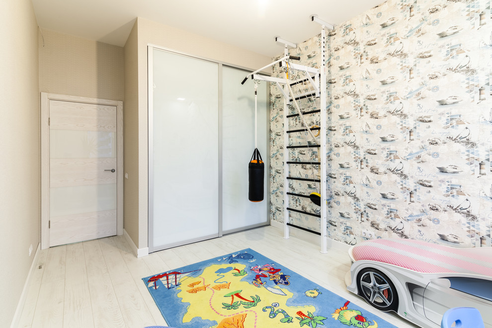 Просторная трехкомнатная квартира с приятным разноуровневым освещением в минимал