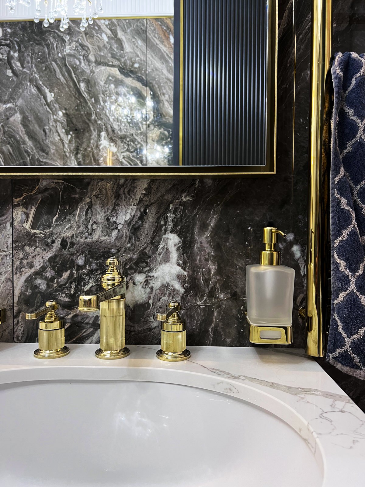 Зеркало в сатинированной раме с подсветкой