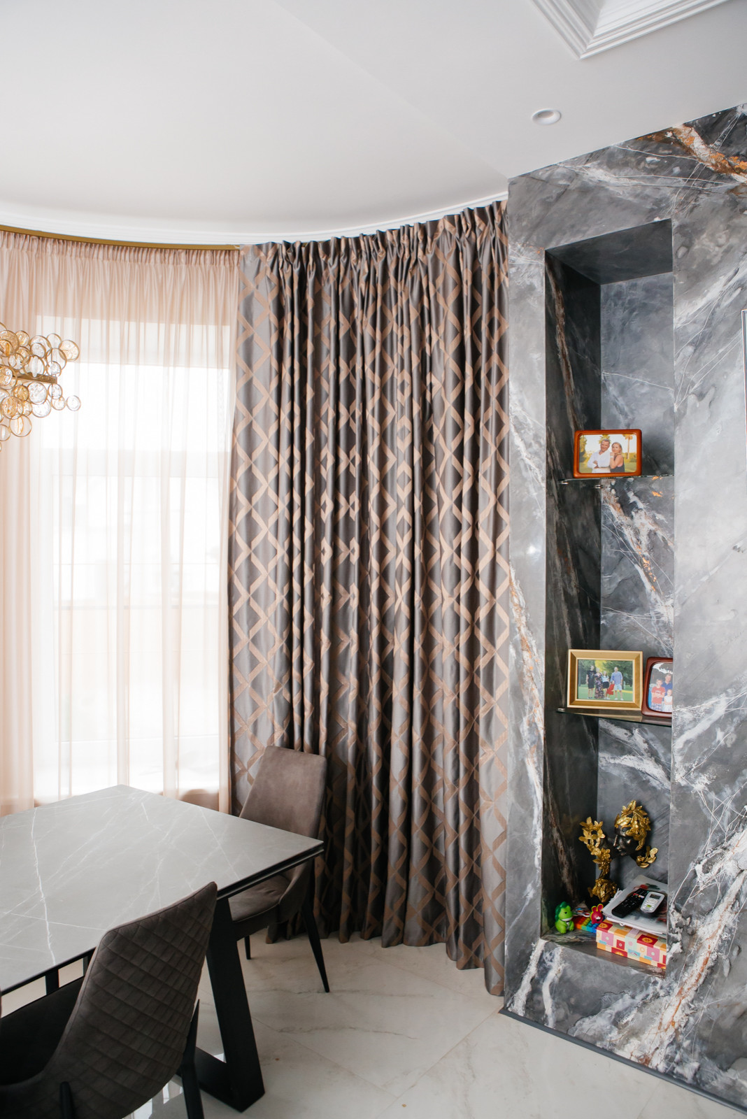 Шторы для мраморной гостиной в загородном доме