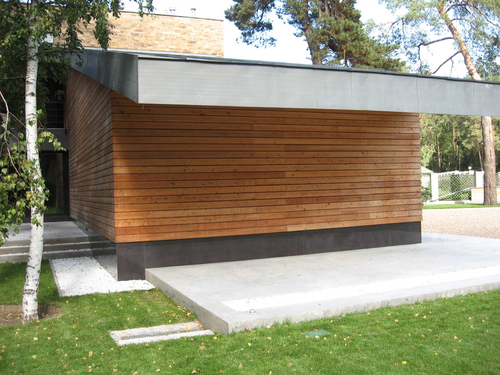 Дом в соснах у пруда