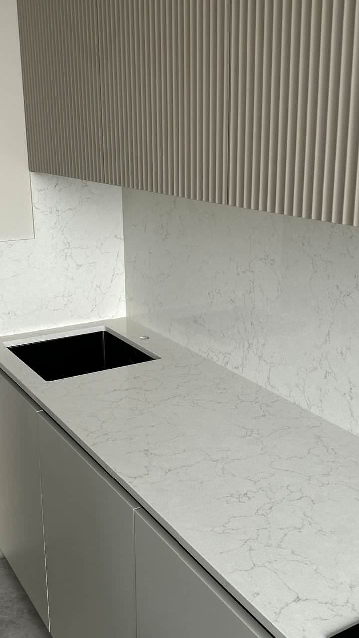 Столешница с фартуком и остров из кварцевого агломерата Vicostone Valley White