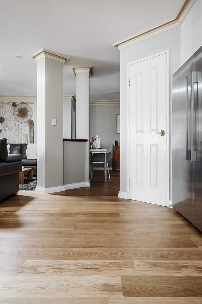 Прихожая переходит в гостиную, объединенную с кухней-столовой