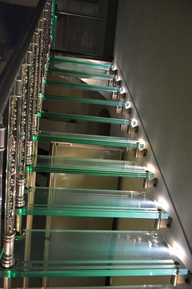 Лестница больцевая с стеклянными ступеньками, с подсветкой.