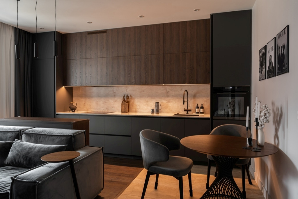 Городская квартира с продуманным дизайном и камином в ТВ тумбе