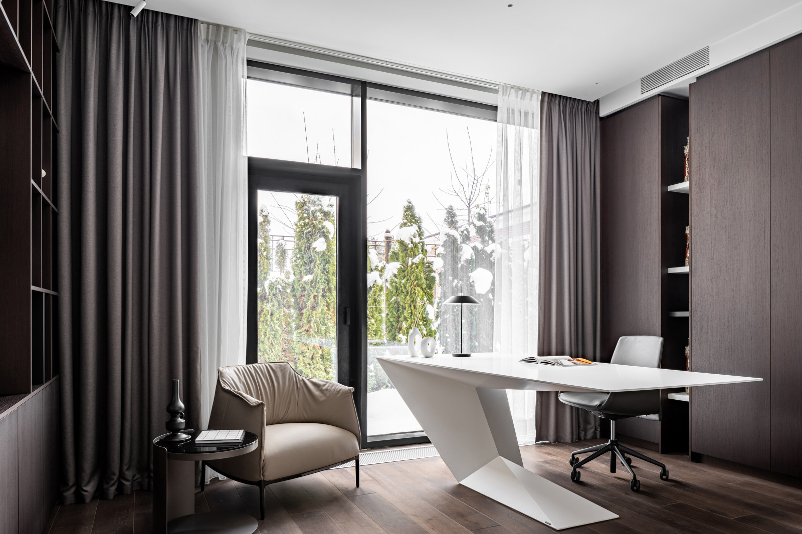 Двухэтажный загородный дом в современном стиле с глиняными акцентами