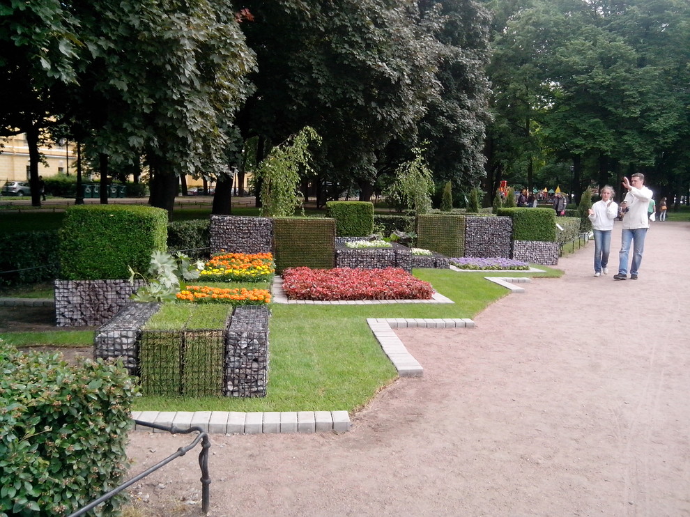 Выставка "Цветочный фестиваль в Александровском саду". "Конструктивизм"