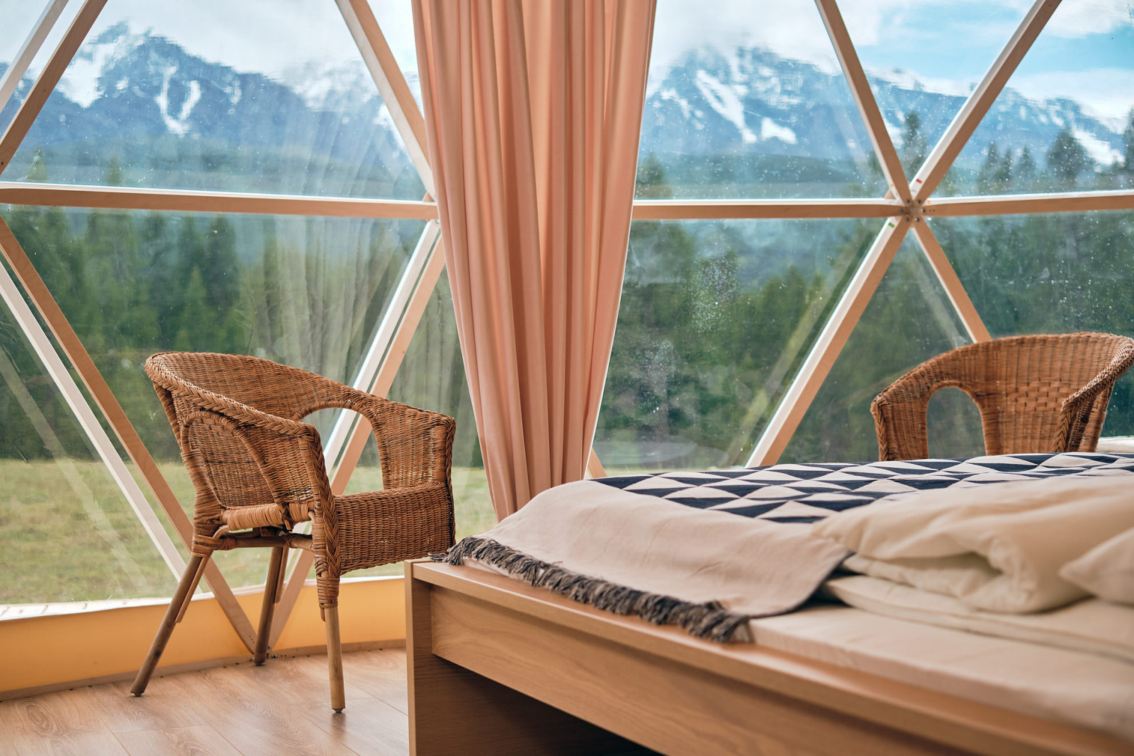 Оформление номеров эко-отеля Мир Алтай