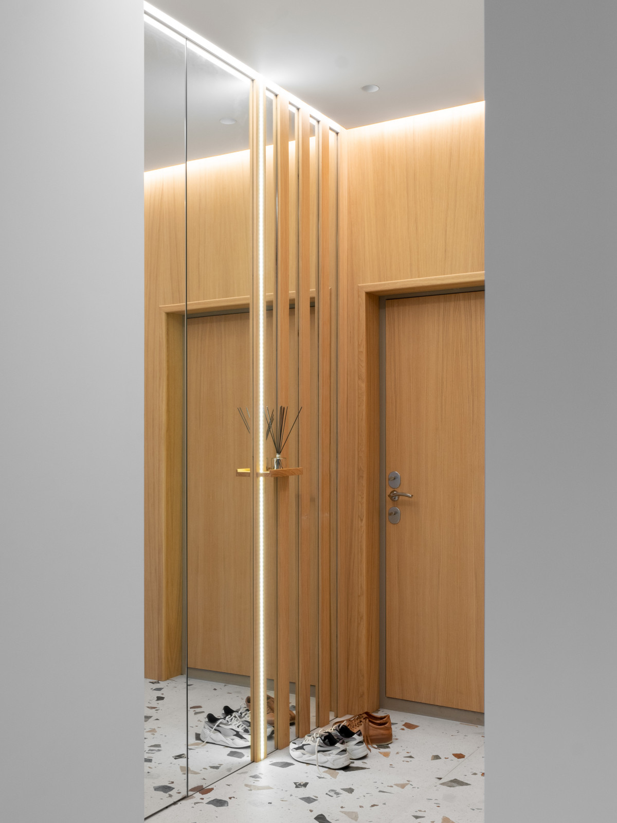 Двухкомнатная квартира с зеленой перегородкой в гостиной