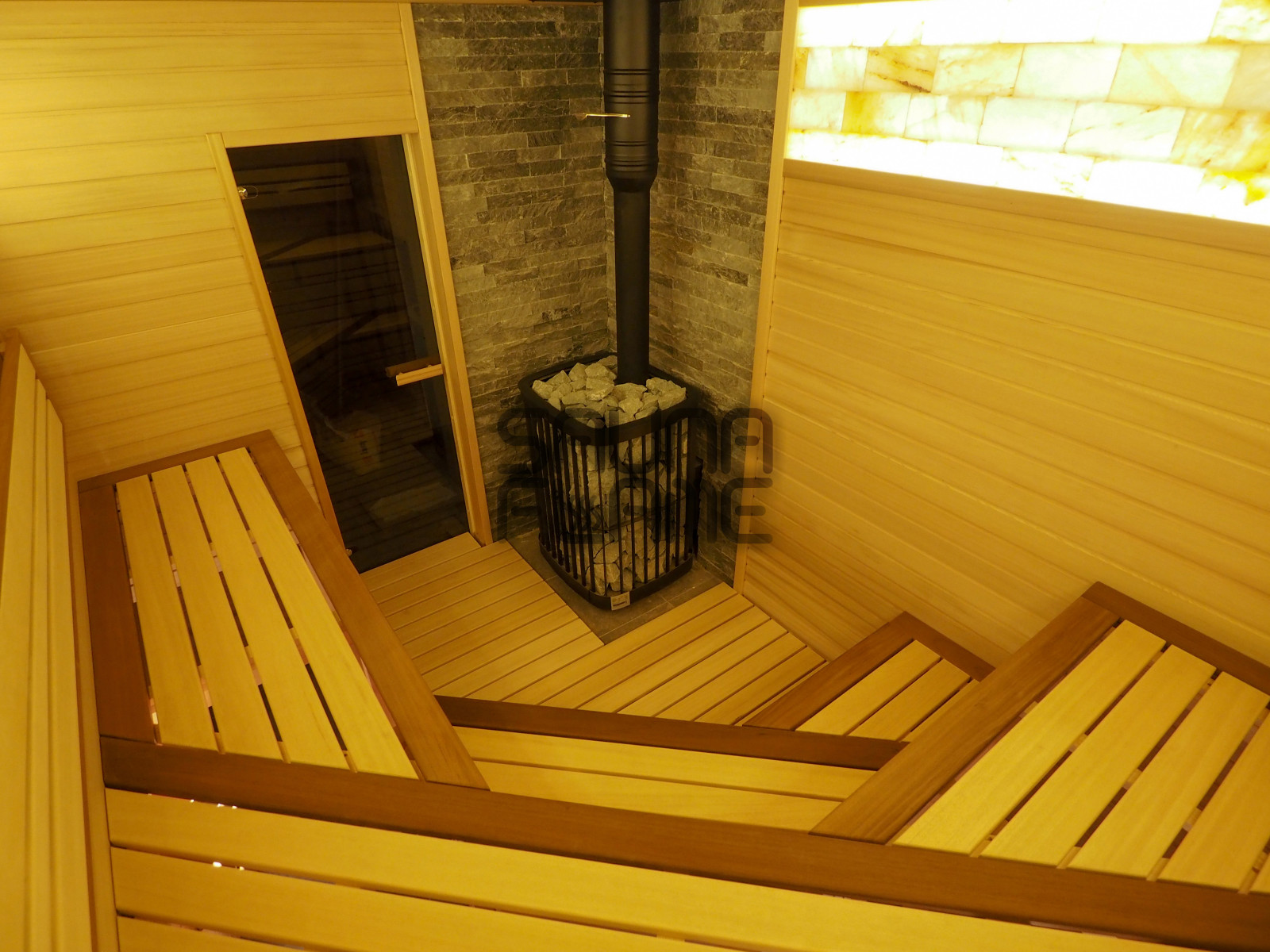 Сауна с соляным панно