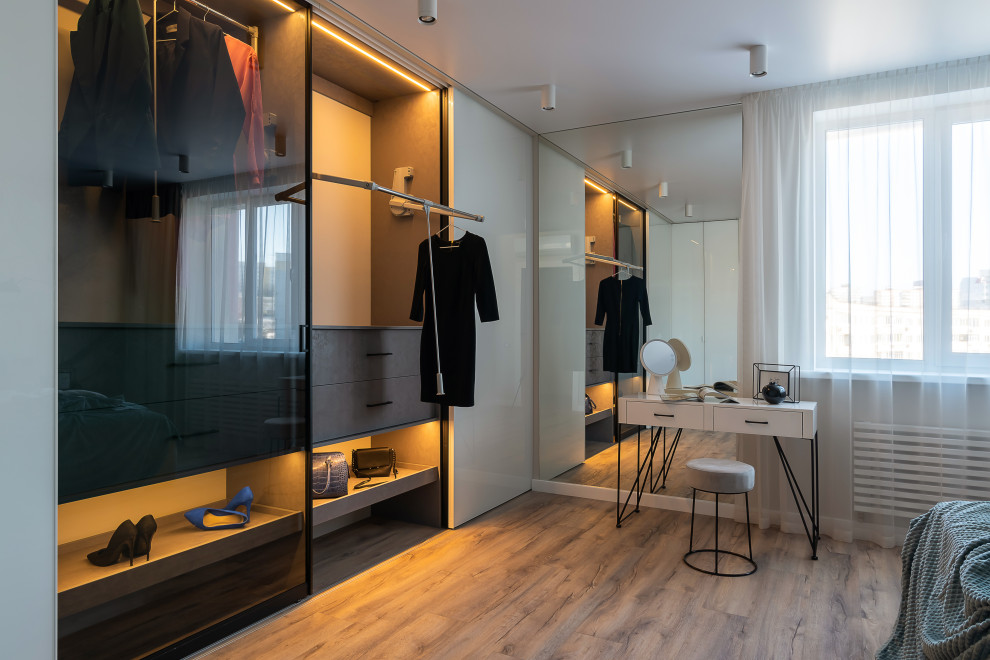 Угловой шкаф с раздвижными и распашными дверьми в ЖК Оникс