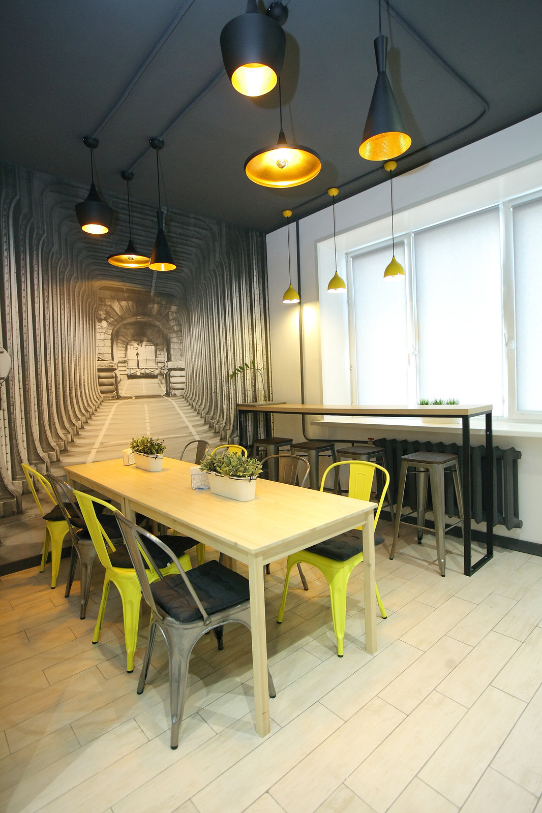 Кухня в стиле лофт с яркими акцентами