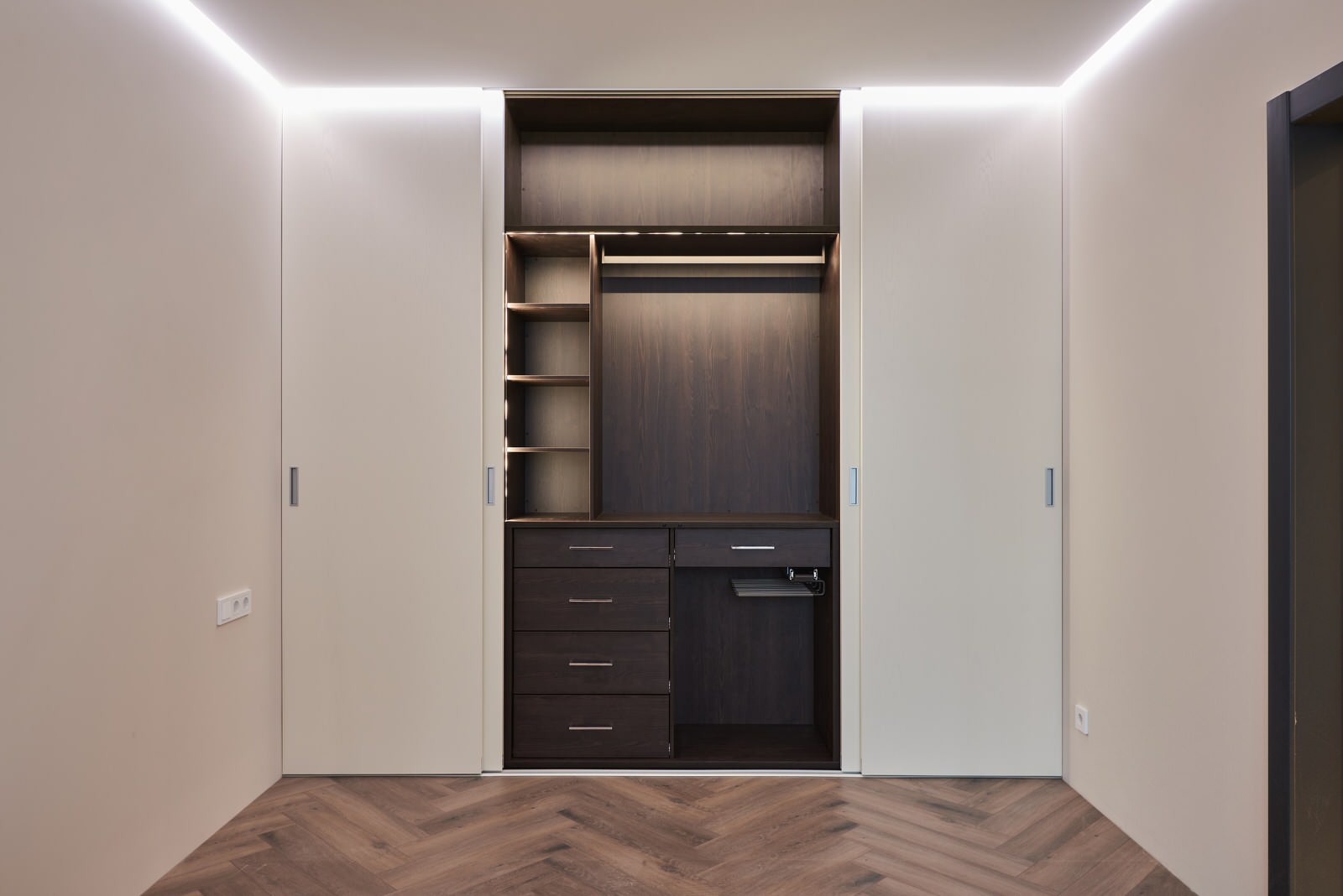 Обложка проекта: Шкаф Raumplus в квартире на Среднерогатской