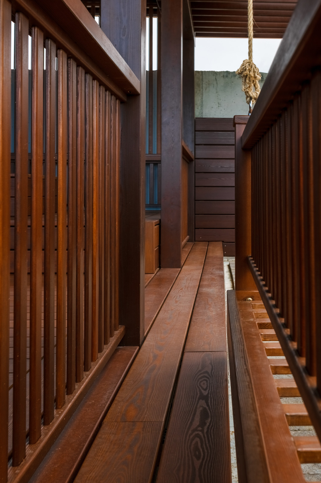 Качели на эксплуатируемой кровле из лиственницы