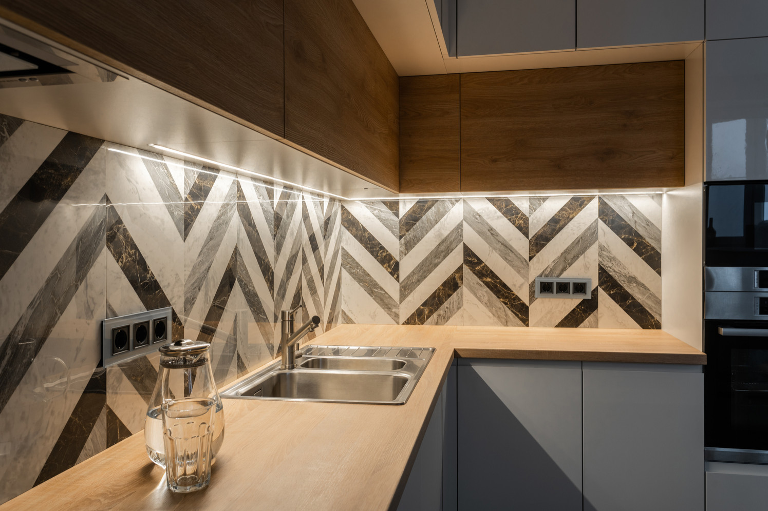 Классическая белая кухня с акцентным фартуком