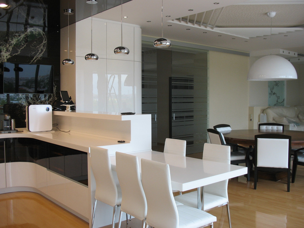 Кухня белая эмаль + шпон