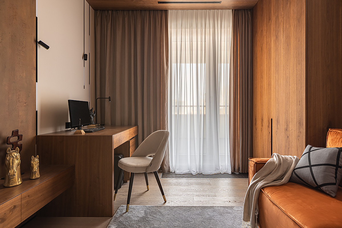 Современный интерьер с яркими акцентами в доме на набережной Невы