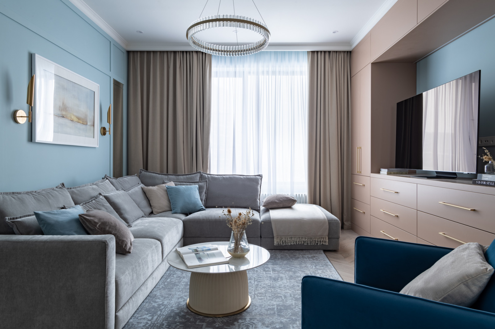 Журнал «Идеи Вашего Дома» назвал этот интерьер «обволакивающий уютом»