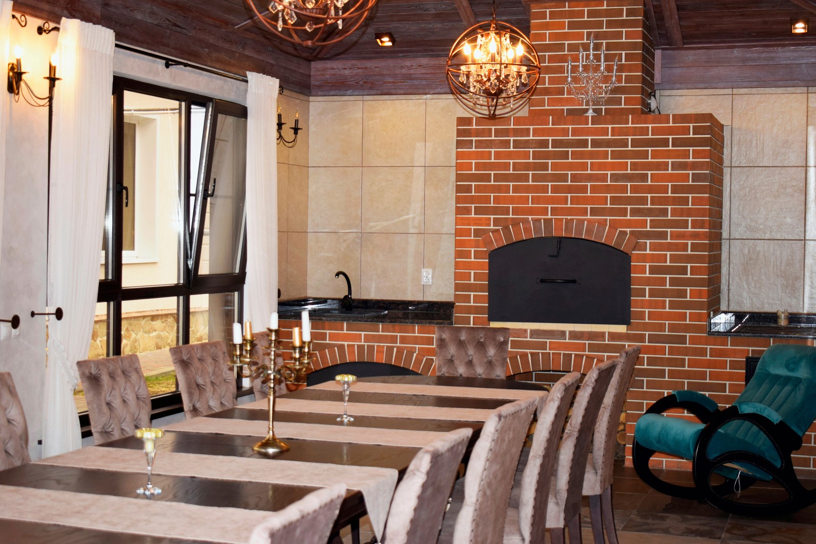 Реализованный проект домика для приема гостей с зоной барбекю