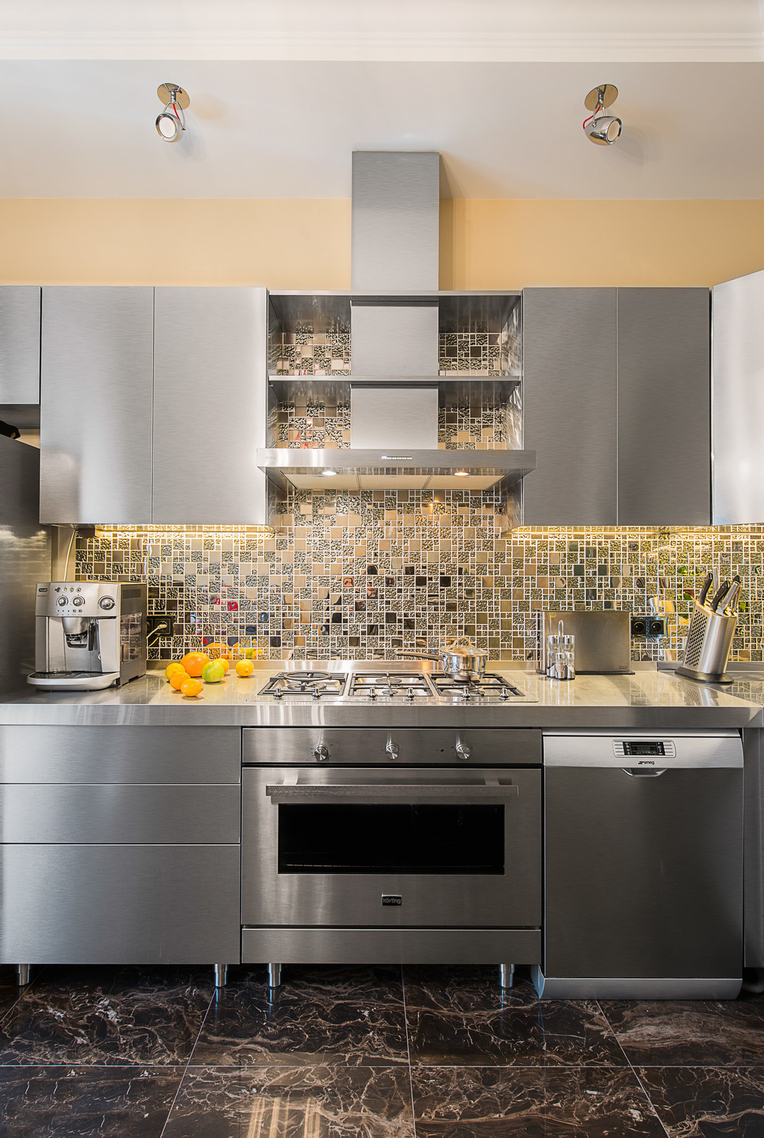 Стальная кухня в мегаполисе