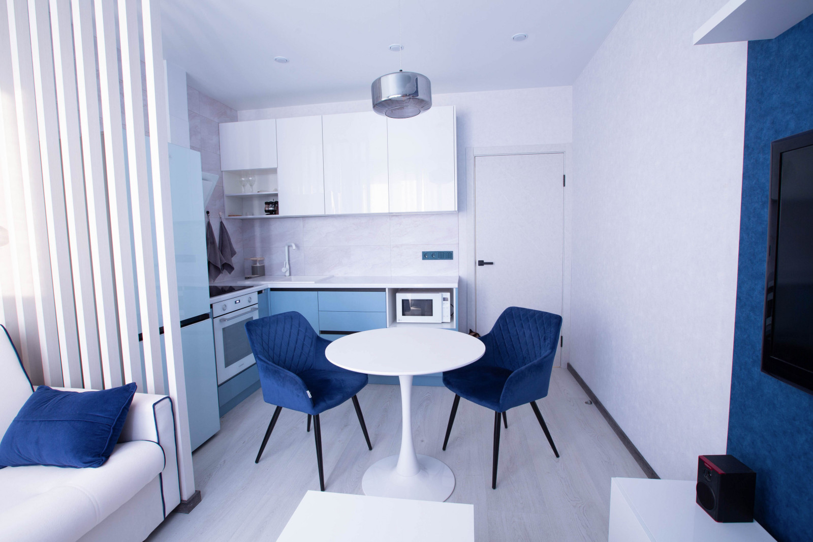 Дизайн - проект однокомнатной квартиры для молодой пары. Фотографии реализации.