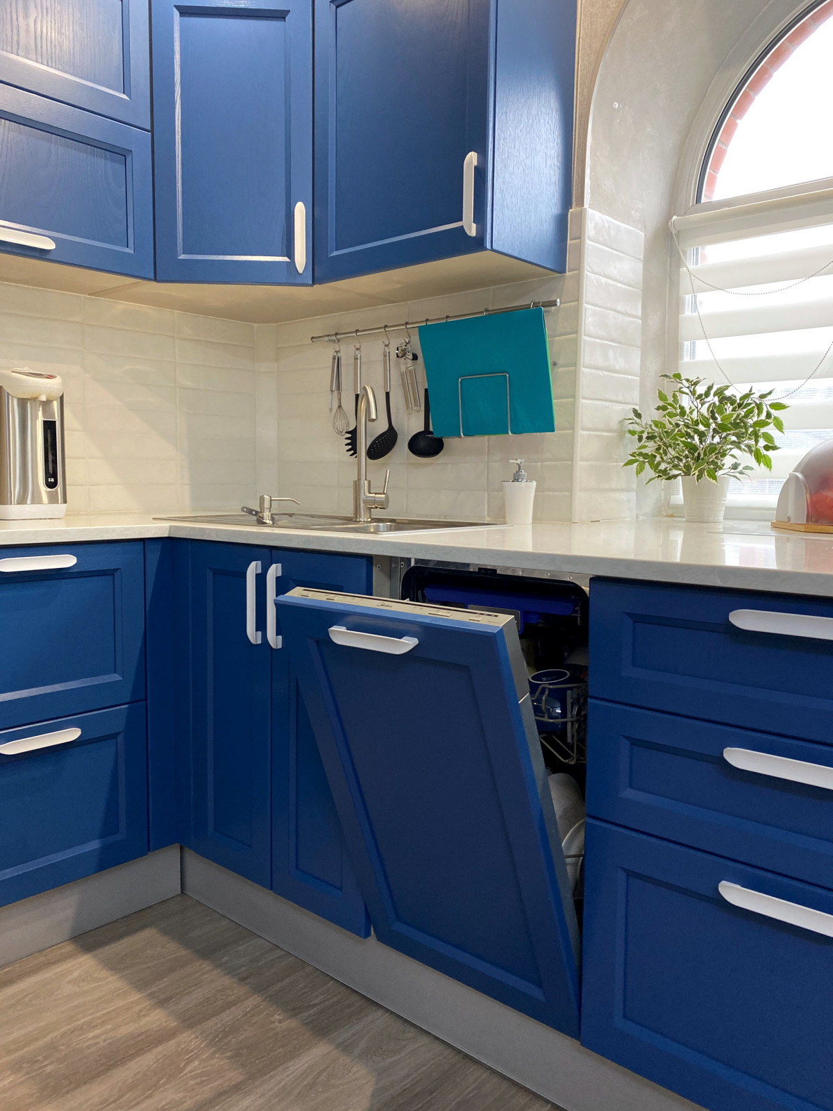 Кухня неоклассического стиля в ярких цветах