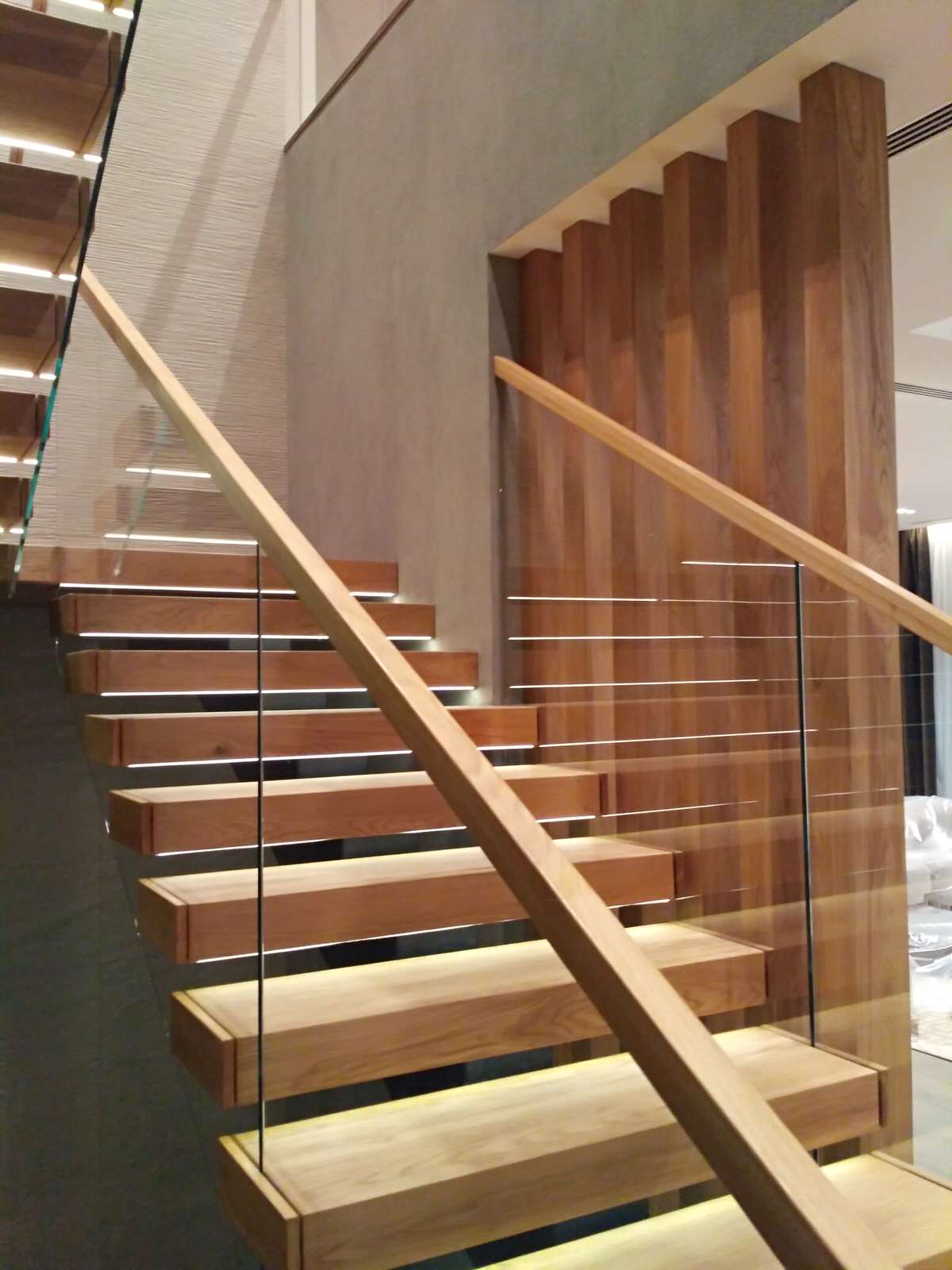 Консольная лестница со стеклянными ограждениями