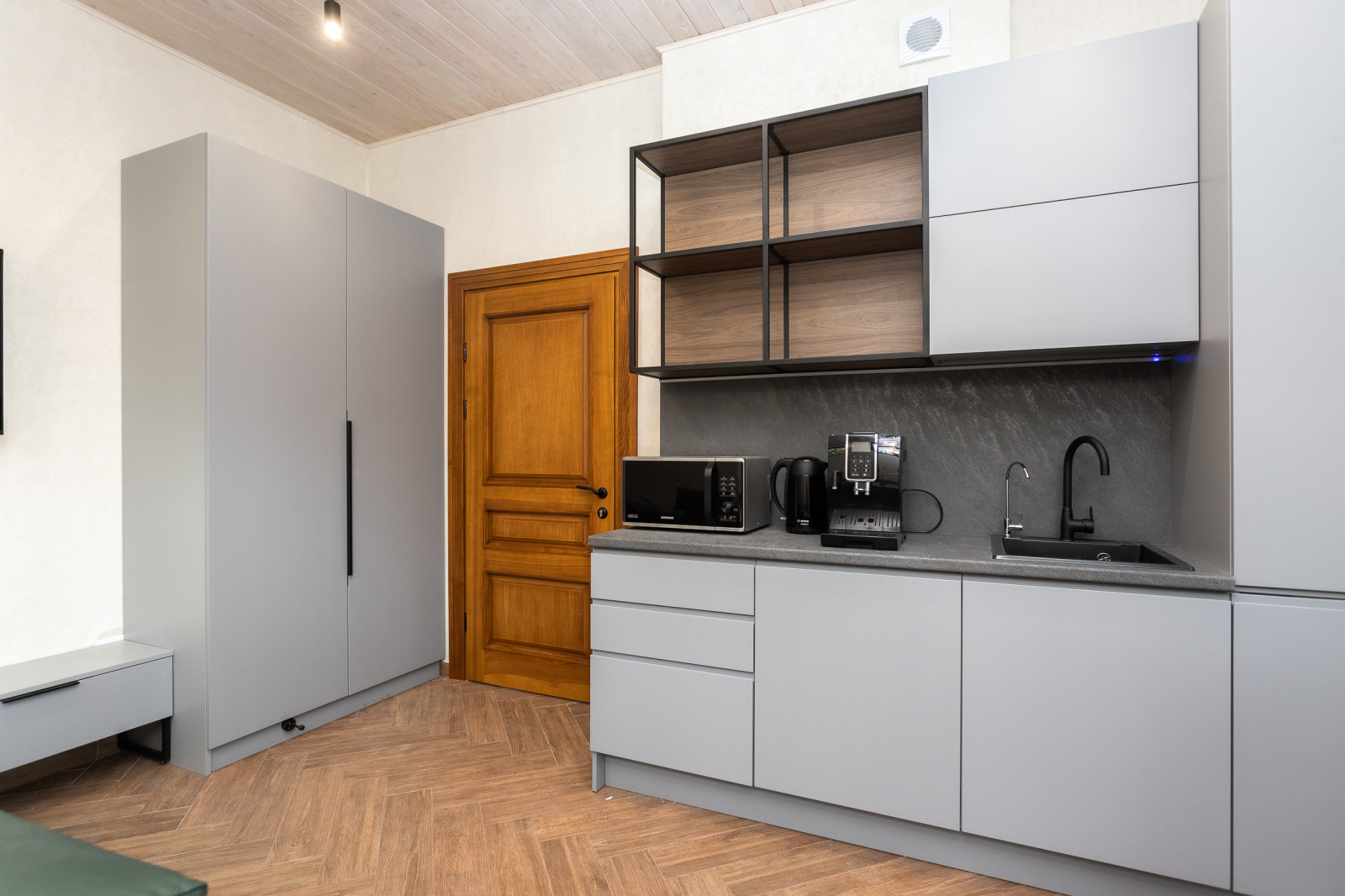 Кухня в современном стиле в гостиничном комплексе