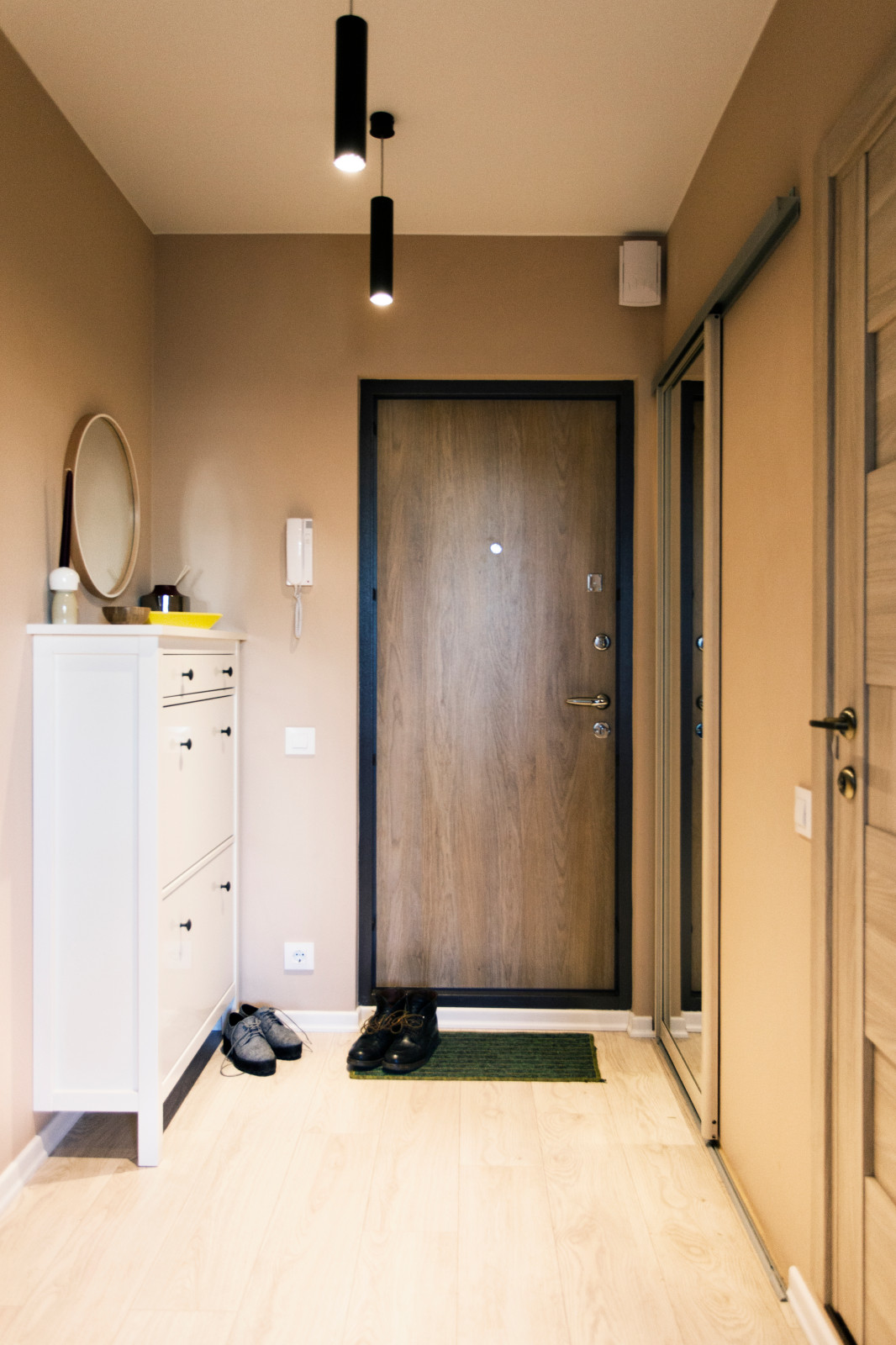 Обложка альбома: прихожая