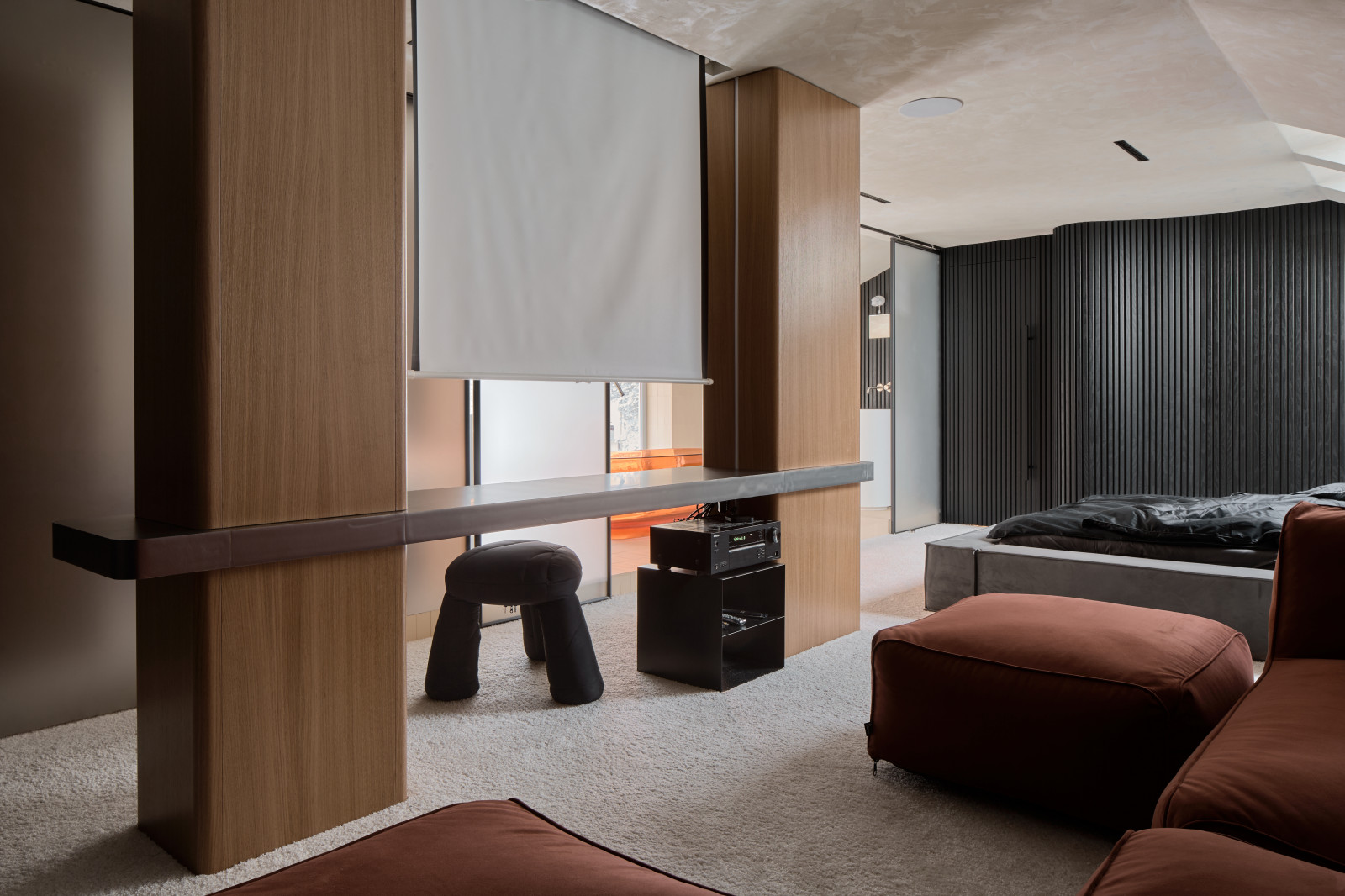 Спальня с прозрачной ванной