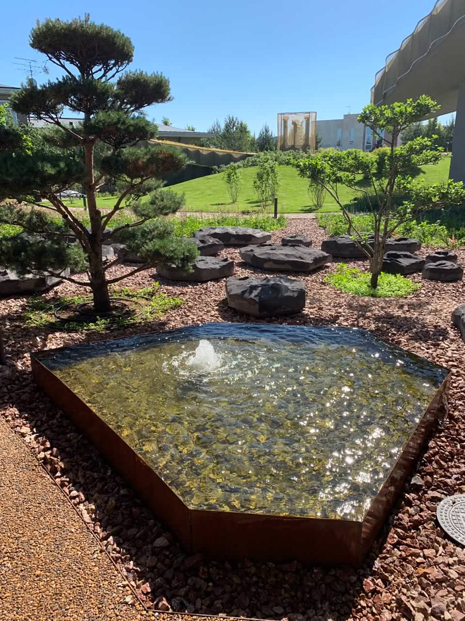 Фонтан с чашей из кортена