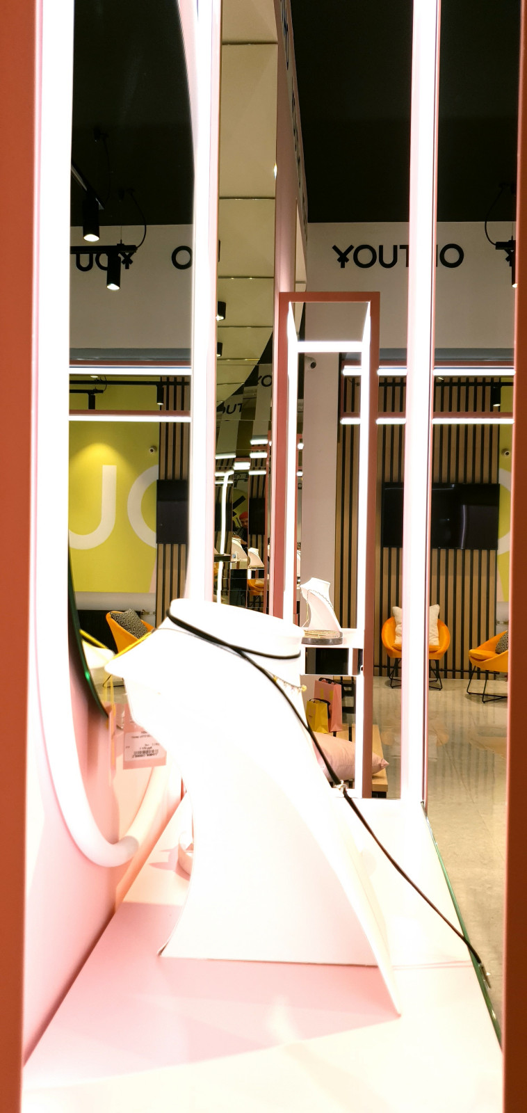 Интерьер бутика ювелирных украшений Youtho .