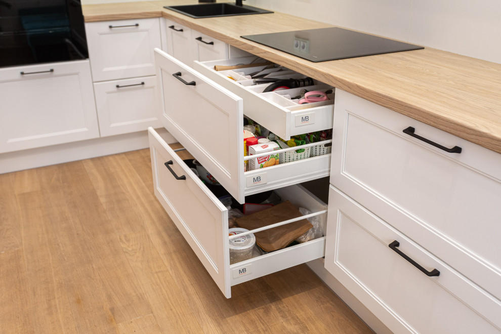 Белая кухня в стиле современная классика