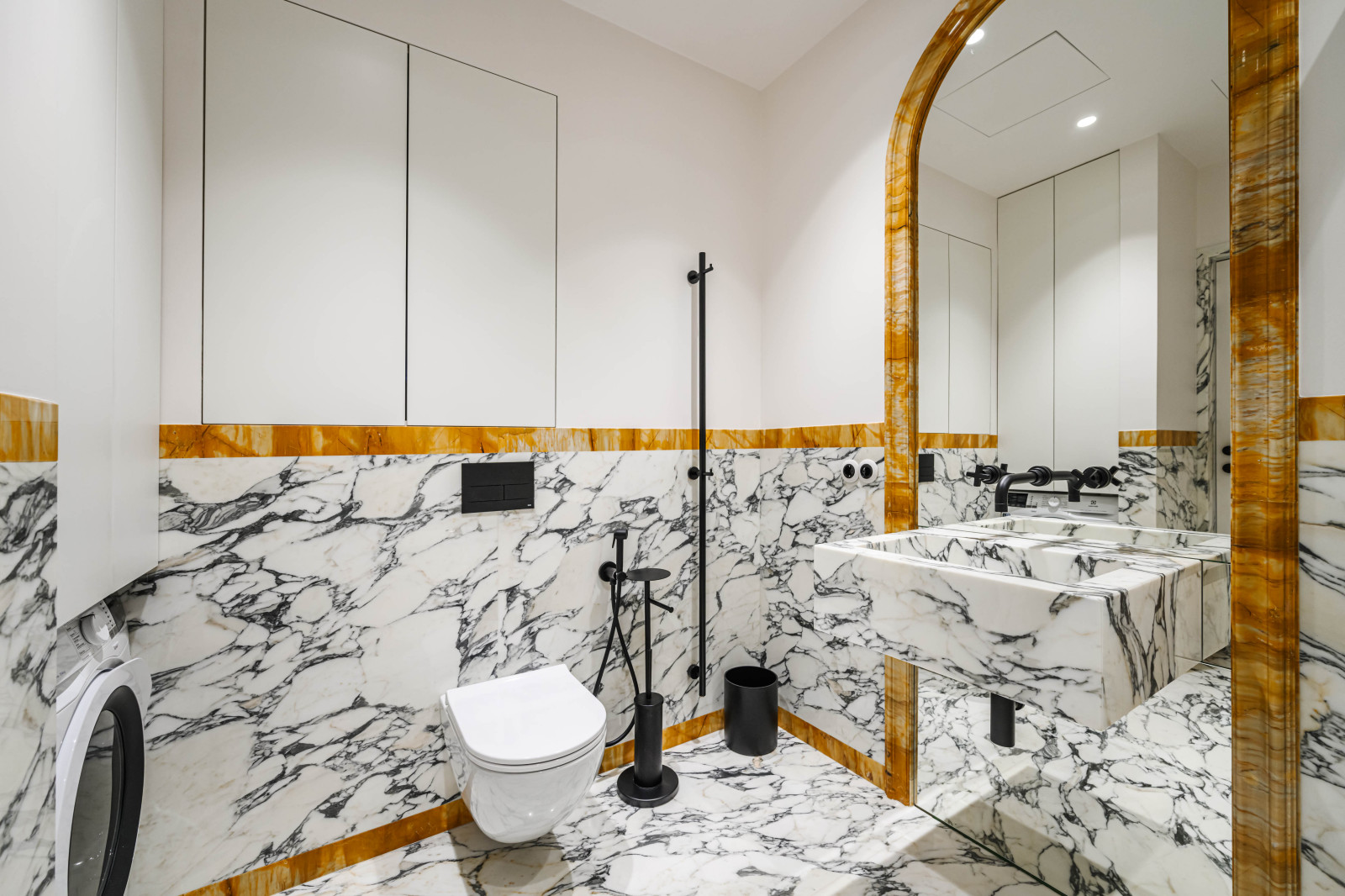 Мраморная студия в снежный день