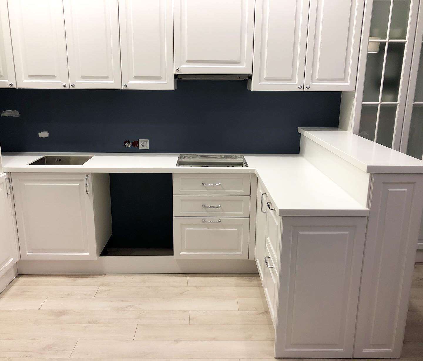 Обложка проекта: Столешница с барной стойкой на кухне в классическом стиле