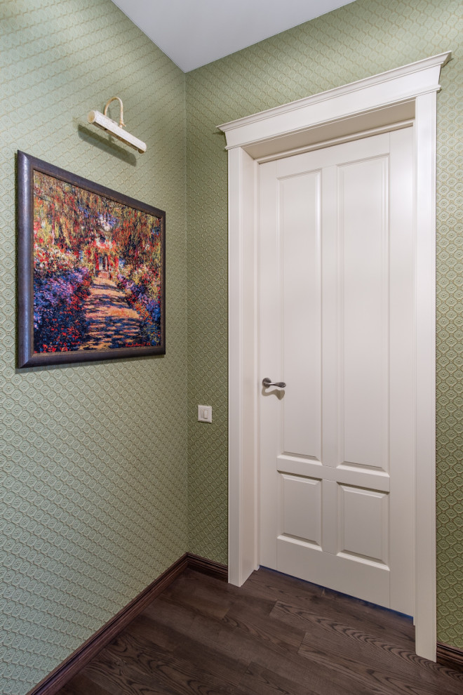 Интерьер с дверью-книжкой Брянский лес