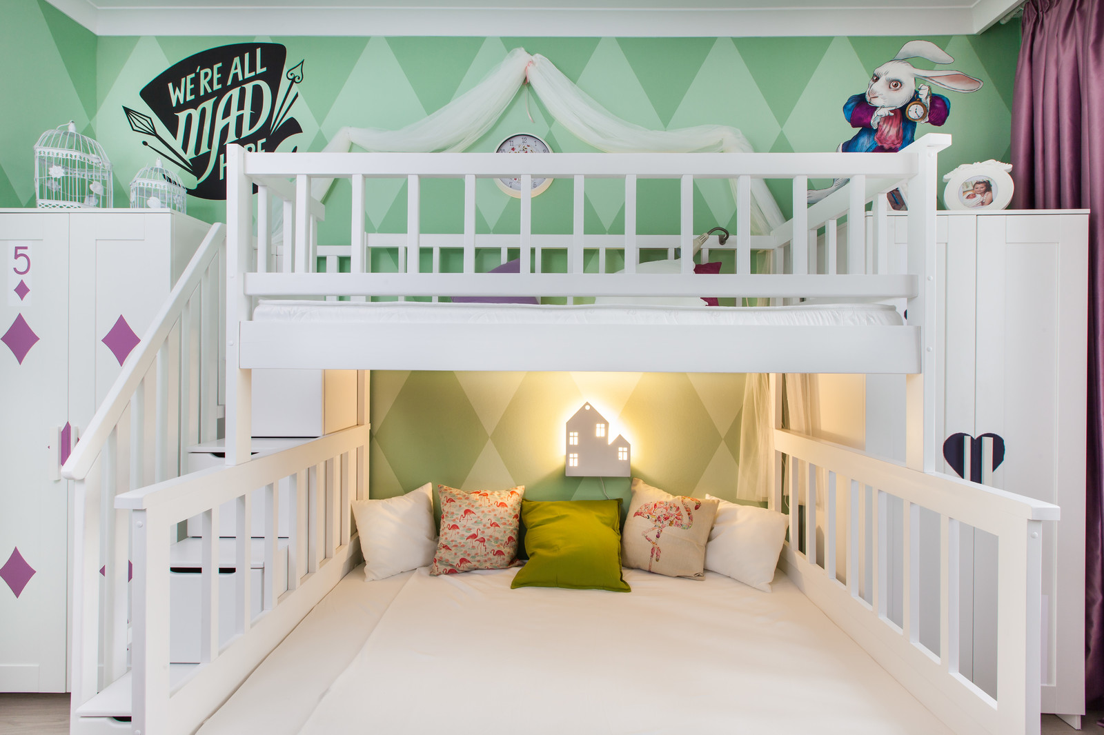 Сказочная детская комната в стиле "Алиса в стране чудес"