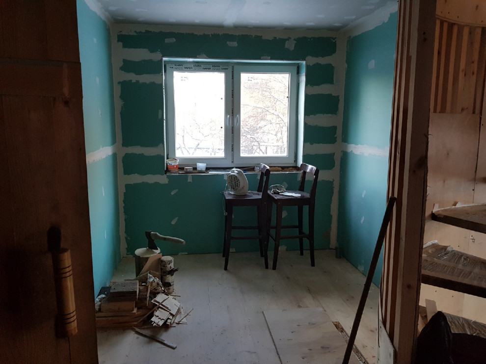 Маленькая кухня в доме из бруса с камином