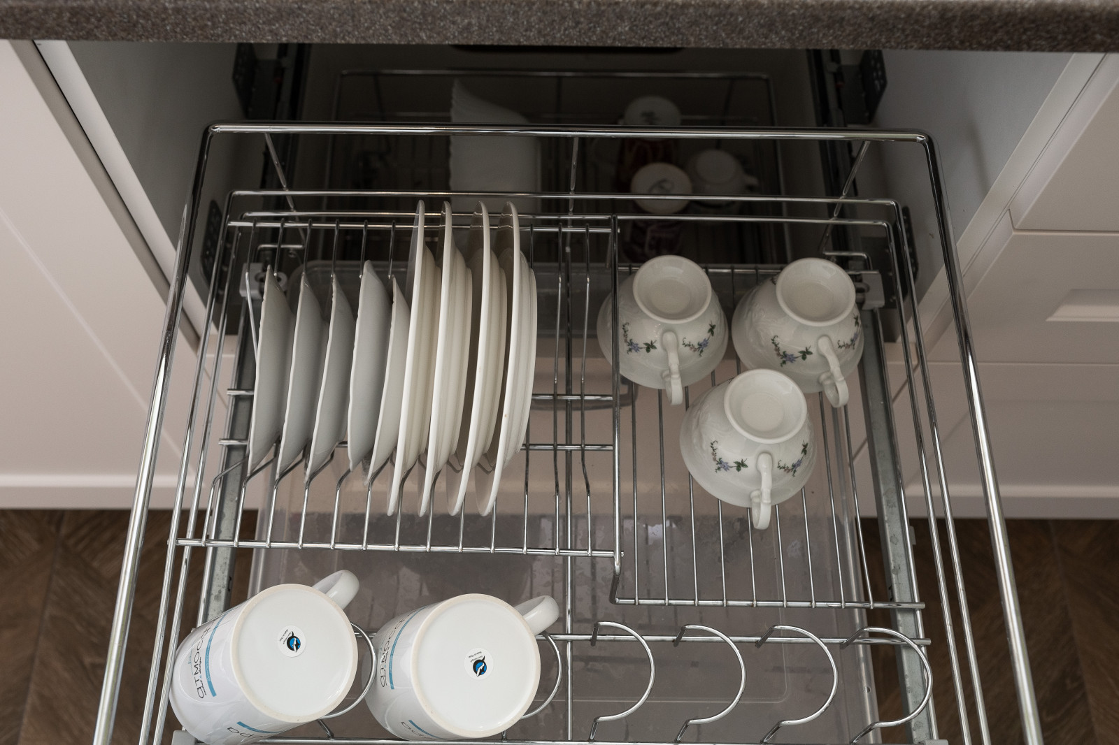 Кухня с островом и каменной столешницей