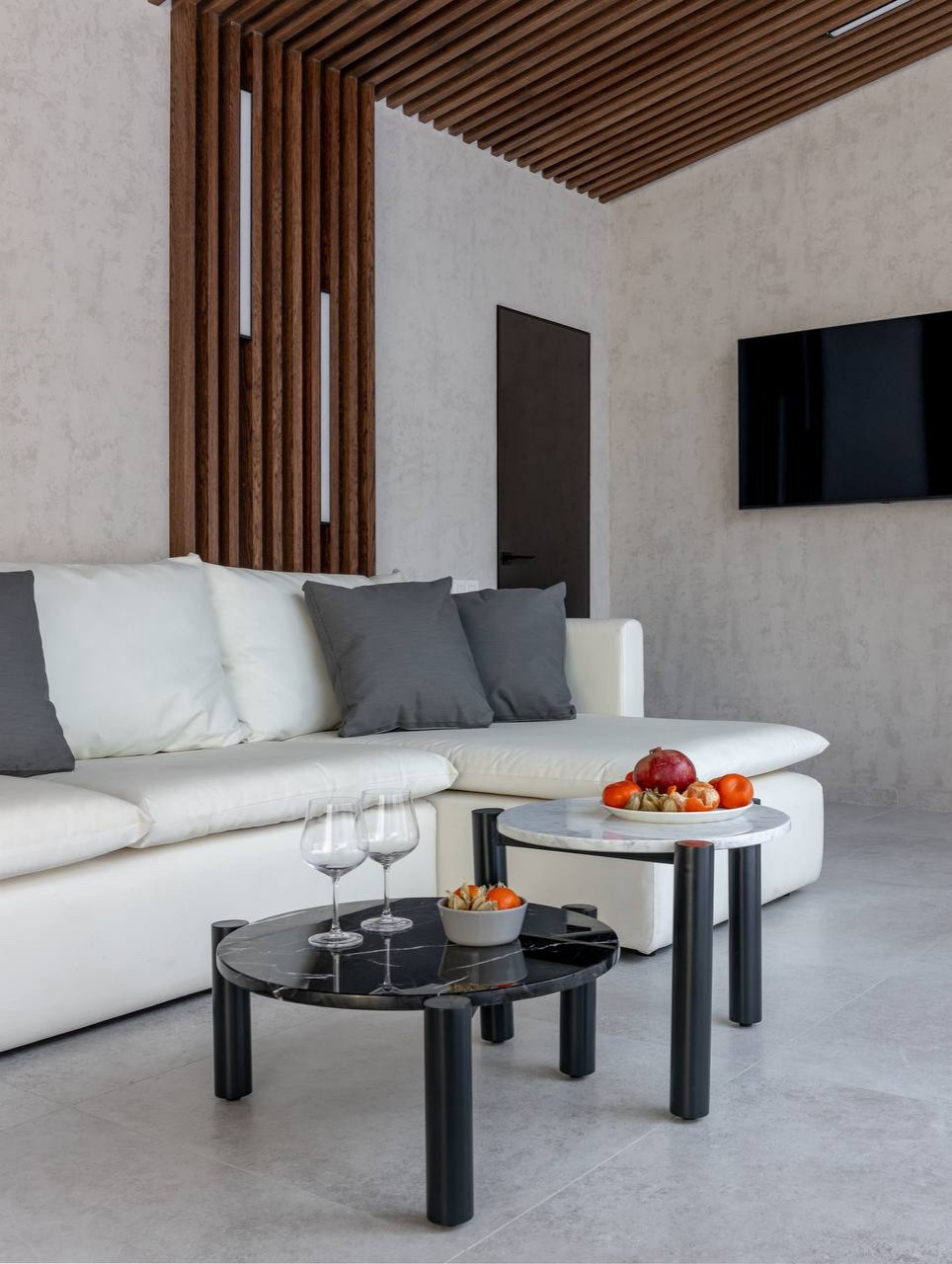 Матовая штукатурка в светлом оттенке в интерьере в частном доме