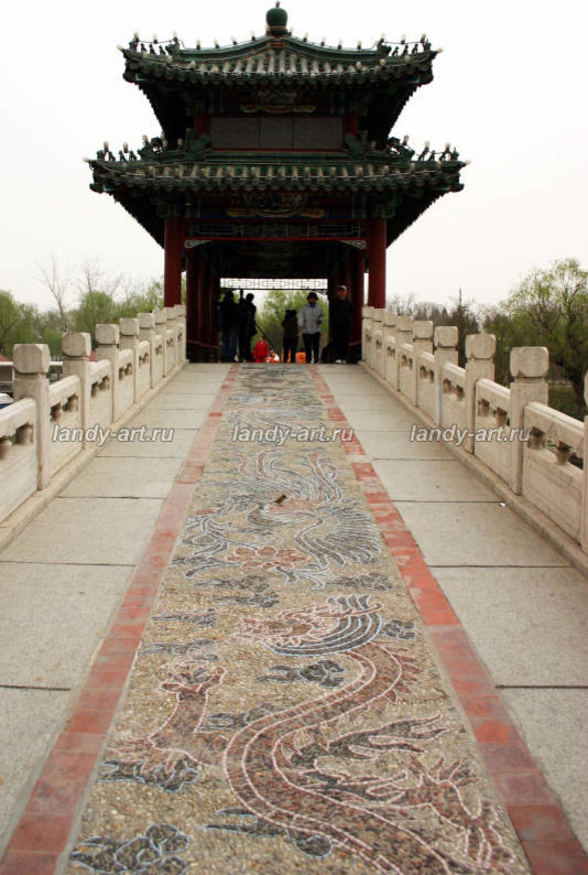 Мощение узорами с использованием разных материалов.