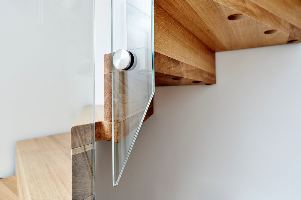 Дубовая лестница со стеклянным ограждением